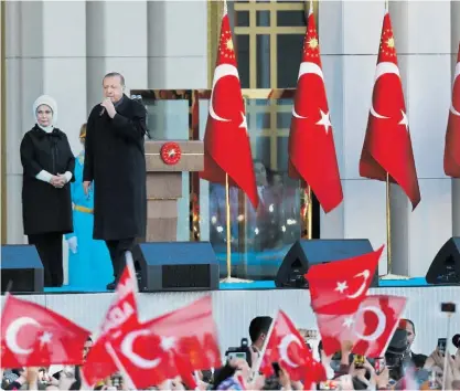  ??  ?? Recep Tayyip Erdogan foi ontem recebido em Ancara por centenas dos seus apoiantes