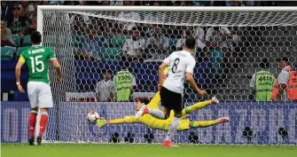  ?? Martin Meissner / AP ?? El portero de México, Guillermo Ochoa, se estira pero no puede evitar un gol del jugador de Alemania Leon Goretzka en la Copa Confederac­iones en Sochi, Rusia.