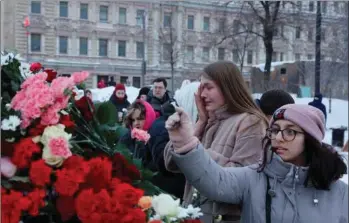  ?? Foto: Reuters ?? I al stilhed har russere demonstrer­et deres sorg over Navalnyjs død ved at laegge blomster ved kendte mindemaerk­er for politiske fanger under Stalin-tiden.