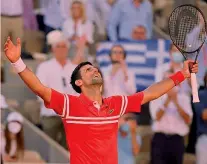  ??  ?? Occhi al cielo Novak Djokovic, serbo di 34 anni: per lui secondo successo al Roland Garros e 19esimo Slam conquistat­o in carriera