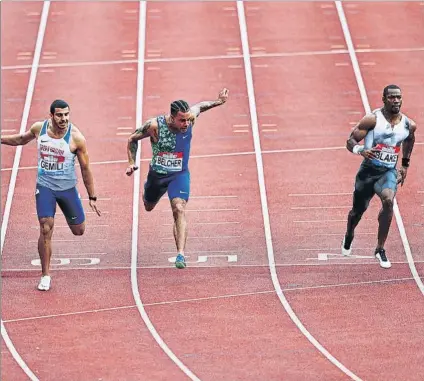  ?? FOTO: GETTY ?? Yohan Blake, a la derecha, se impuso con 10”07 en los 100 metros solo por milésimas ante el británico Adam Gemili, a la izquierda