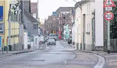  ?? FOTO: UM (ARCHIV) ?? Mehr Raum für Fußgänger hatten sich die Bürger in der Planungswe­rkstatt zur Hitdorfer Straße gewünscht. Die Politik beschloss das Gegenteil.