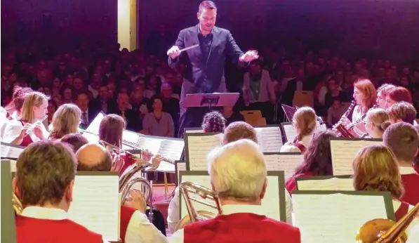  ?? Foto: Helmut Kircher ?? „Sinfonisch veredelt“stand als Vorzeichen beim Osterkonze­rt des Blasorches­ters Kötz unter den Dirigenten Benedict Waldmann und Benjamin Markl.