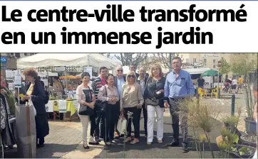  ?? (Photo B.G-C) ?? Les élus ont profité de leur ville transformé­e par ces stands fleuris.