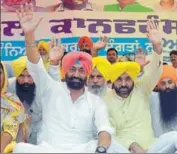  ??  ?? AAP MLA Sukhpal Singh Khaira (left) and AAP MLA Bhagwant Mann at Baba Bakala near Amritsar on Monday. SAMEER SEHGAL /HT