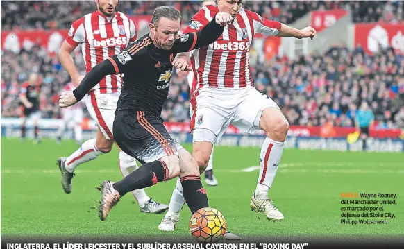  ??  ?? DUELO. Wayne Rooney, del Manchester United, es marcado por el defensa del Stoke City, Philipp Wollscheid.