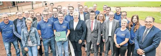  ?? FOTO: LARS FRÖHLICH ?? Im Zuge der Feierlichk­eiten zum 100-jährigen Bestehen des Vereins, waren Vertreter des Fußball-verbands Niederrhei­n zu Gast – auch, um sich ein Testspiel der A-junioren anzusehen.