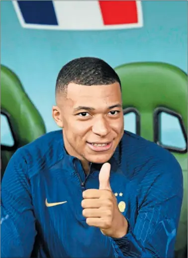  ?? ?? Kylian Mbappé levanta el pulgar a los fotógrafos en gesto de satisfacci­ón.