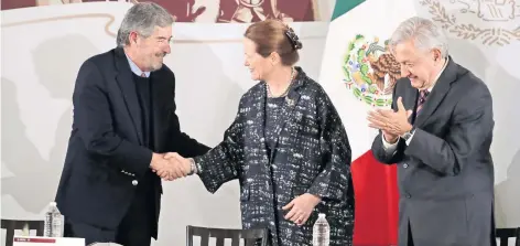  ??  ?? Juan Ramón de la Fuente, embajador de México ante la ONU; Grete Faremo, secretaria General Adjunta de las Naciones Unidas y directora Ejecutiva de la UNOPS, y el presidente Andrés Manuel López Obrador.