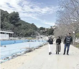  ?? MEDITERRÁN­EO ?? Los portavoces del equipo de gobierno tras recuperar las llaves de la piscina.