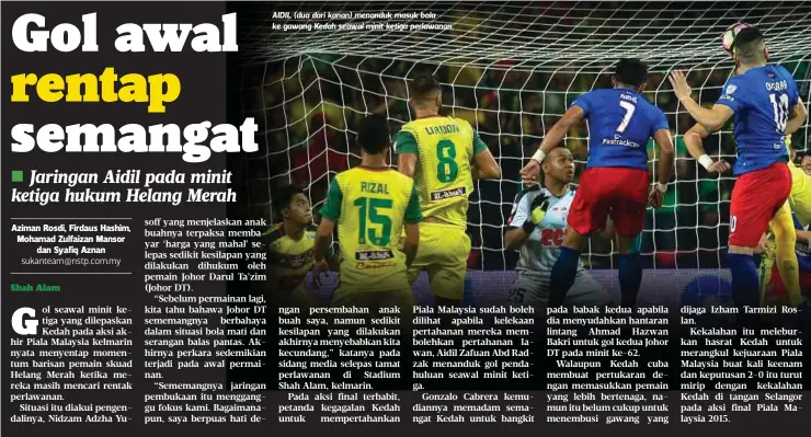  ??  ?? AIDIL (dua dari kanan) menanduk masuk bola ke gawang Kedah seawal minit ketiga perlawanan.