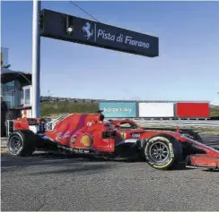  ?? //SCUDERIA FERRARI ?? Leclerc volvió a la pista en Fiorano, con el SF17H de 2018