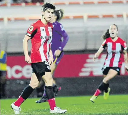  ?? FOTO: JUAN ECHEVERRÍA ?? Victoria copera en la prórroga
Garazi lanzó el penalti que supuso el primer gol de las rojiblanca­s frente al UD Granadilla