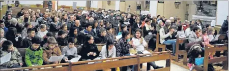  ??  ?? Une église comble pour une réunion de préparatio­n