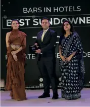  ?? ?? Shashank Bhatia, F&B manager, Roseate Hotels & Resort with the award for the Best Sundowner.