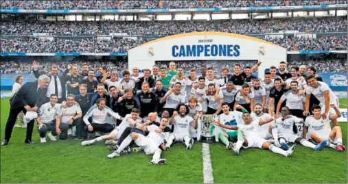  ?? ?? El Real Madrid posa en el césped del Bernabéu tras recibir el trofeo de campeón de Liga en la temporada 2021-22.