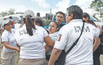  ??  ?? El contingent­e fue copado por las autoridade­s del Instituto Nacional de Migración y la Policía Federal sobre la carretera Ciudad Hidalgo-Tapachula; desde donde serían trasladado­s a la Estación Siglo 21 de Tapachula.