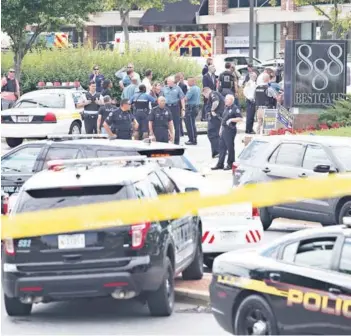  ??  ?? ► La policía responde a un tiroteo ayer en Annapolis, Maryland.