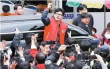  ?? Joint Press Corps ?? The ruling People Power Party’s interim leader Han Dong-hoon greets people at a traditiona­l market in
Dangjin, South Chungcheon­g Province, Friday.