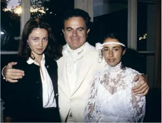  ??  ?? Guy Béart avec ses filles, Emmanuelle et Eve, au mariage de celle-ci en juin 1984.