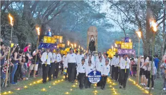  ?? ?? Procesión de la imagen de la Virgen de los Dolores con acompañami­ento de los estacioner­os que interpreta­n cánticos lastimeros por el patio del Centro Cultural La Barraca.