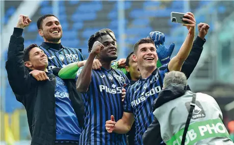  ?? (Getty Images) ?? Selfie Malinovsky­i, autore del gol decisivo, festeggia la vittoria sulla Juve con una foto di gruppo