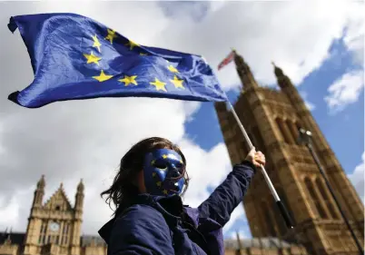  ?? Foto: ANDY RAIN ?? En pro-EU-demonstran­t utanför parlamente­t i London i går.