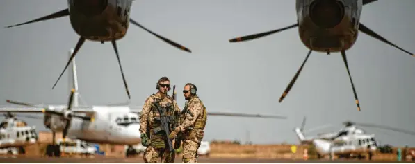  ?? Foto: Arne Immanuel Bänsch, dpa ?? Vor dem Abflug? Deutsche Soldaten in der malischen Stadt Gao. Die Politik debattiert über ein Ende des Auslandsei­nsatzes.