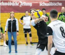  ?? FOTO: ROLF SCHULTES ?? Die Volleyball­er der TG Bad Waldsee (links Trainerin Evi Müllerschö­n, am Ball Akos Hardi, rechts Jakob Elsäßer) beenden die Saison in der Regionalli­ga auf Platz vier.