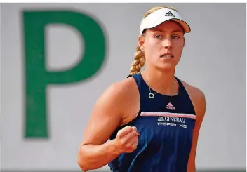  ?? FOTO: FEFERBERG/AFP ?? Geballte Faust: Angelique Kerber hat bei den French Open in Paris ihr erstes Match seit drei Jahren gewonnen. Nach nur 60 Minuten setzte sie sich mit 6:2, 6:3 gegen die Deutsche Mona Barthel durch.