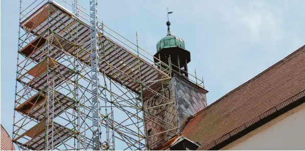  ?? Fotos: Philipp Kinne ?? Der schiefe Glockentur­m auf dem Südtrakt des Neuburger Schlosses ist seit rund zwei Monaten eingerüste­t. Ende Juli soll der alte Turm abmontiert werden.