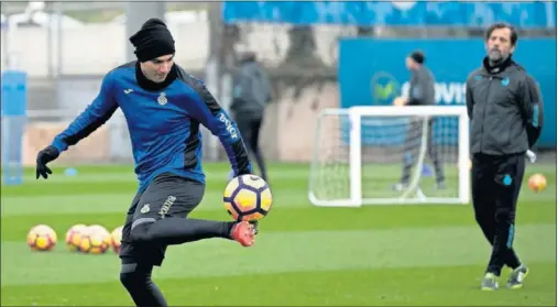  ??  ?? ENGANCHE. La gran novedad del Espanyol puede ser la presencia de José Antonio Reyes en la mediapunta del ataque perico.