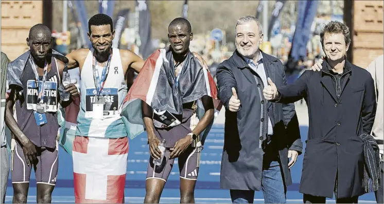  ?? FOTO: PEP MORATA ?? Tadesse, Kipkorir y Kipngetich, primero, segundo y tercero en la carrera masculina, junto a Jaume Collboni, alcalde de Barcelona, y Carlos Godó, consejero delegado del Grupo Godó, en la llegada de la prueba en Arc de Triomf