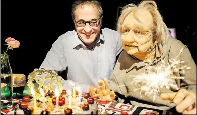  ?? BILD: THEATER LABORATORI­UM ?? Pavel Möller-Lück spielt den Sohn vom „Mann, der niemals weinte"