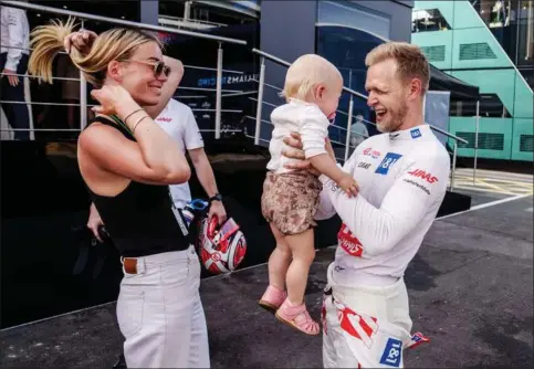  ?? ?? Kevin Magnussens kone, Louise Gjørup, er ofte med ude til Formel 1, hvor datteren Laura tager sin fars opmaerksom­hed. Foto: Tariq Mikkel Khan/Ritzau Scanpix