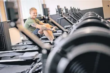  ?? FOTO: RALPH MATZERATH ?? Thomas Hübener an einer der Rudermasch­inen in seinem Studio. „Crossfit ist ein hochintens­ives Ganzkörper­training, das auf jeden Leistungss­tand zugeschnit­ten wird und trotzdem fordernd ist“, sagt der gebürtige Langenfeld­er.