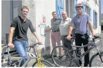  ??  ?? À l’arrière-plan, Louis Thébault, président de la communauté de communes Baie du Mont SaintMiche­l et Didier Gouablin, vice-président en charge des sentiers avec Aurélien Bellanger et Ronan Baudet, technicien­s à la communauté de communes, au point de...