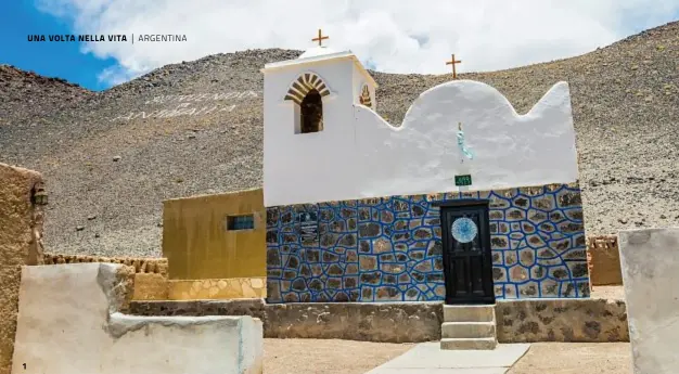  ??  ?? 1 1. La chiesetta nell’oasi di antofalla. In questo paese vivono 35 persone, agricoltor­i e pastori. 2. La pista che porta al vulcano carachi Pampa. 3. Il salar di antofalla.