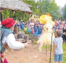  ?? FOTO: SUSANNE GRIMM ?? Die Kinder dürfen beim Sommerfest Feuer spucken.