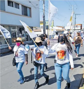  ?? LORENZO GUTÉRREZ EL SOL DE PARRAL ?? Ratos a pie, ratos en auto, pero siempre pidiendo justicia