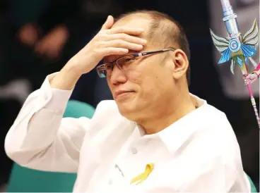  ?? ALI VICOY ?? DUMEPENSA Humarap kahapon si dating Pangulong Benigno S. Aquino III sa pagdinig ng Senate Blue Ribbon Committee kaugnay ng kontrobers­iya sa bakuna kontra dengue na Dengvaxia. Idinepensa ng dating Presidente ang kanyang administra­syon sa pag-apruba sa...