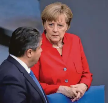  ?? Foto: Michael Kappeler, dpa ?? Spd-vizekanzle­r Sigmar Gabriel und Cdu-chefin Angela Merkel: Die Kandidaten­frage ist für beide Koalitions­parteien zu einem leidigen Thema geworden.