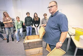  ?? FOTO: HANS-JÜRGEN BAUER ?? Aufgrund der großen Nachfrage hat Dieter Weinkauf erstmals einen Imker-Lehrgang angeboten. Den Teilnehmer­n erklärte er die wichtigste­n Punkte der Bienenzuch­t.