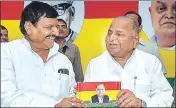  ?? PTI ?? Mulayam Singh Yadav accepts flag of Pragatishe­el Samajwadi Party Lohia from his brother Shivpal Singh Yadav on Tuesday.