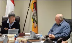  ?? NEWS PHOTO MO CRANKER ?? Mayor Dwight Kilpatrick listens to Coun. Larry Leipert as council discusses a new recycling idea proposed by Leipert. The motion was defeated 5-2.