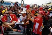  ??  ?? Les pilotes se sont prêtés au jeu des autographe­s et du bain de foule hier : ci-dessus Max Verstappen (), Sergio Pérez et Lance Stroll (), Kevin Magnussen (), Charles Leclerc () et Pierre Gasly ().