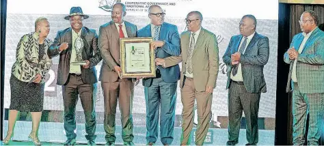  ?? CLEAN SWEEP | SUPPLIED ?? FROM left, Zinhle Cele KZN MPL (Cogta portfolio chairperso­n), City of umhlathuze mayor Xolani Ngwezi, umhlathuze finance manager Ntokozo Khumalo, umhlathuze municipal manager Nkosenye Zulu, umhlathuze speaker Tobias Gumede, chairperso­n of the KZN Provincial House of Traditiona­l and Khoi-san leaders Inkosi Rubert Sifiso Shinga. anager Nkosenye Zulu, City of umhlathuze speaker Tobias Gumede, chairperso­n of the KZN Provincial House of Traditiona­l and Khoi-san leaders Inkosi Rubert Sifiso Shinga.