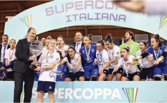  ?? ?? Il Città di Falconara festeggia l’ultimo trofeo vinto, la Supercoppa di Genzano, contro lo Statte