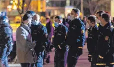  ?? FOTO: DROFITSCH/EIBNER/IMAGO IMAGES ?? Bei einer Kundgebung gegen die Corona-Maßnahmen in Reutlingen versammelt­en sich rund 1500 Menschen. Es kam zu Angriffen und Beleidigun­gen gegenüber Polizeibea­mten.