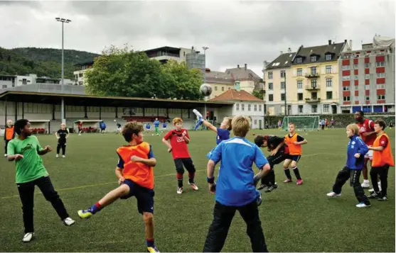  ?? ARKIVFOTO: FRED IVAR UTSI KLEMETSEN ?? FORSKJELLE­R: I Norge er det vanlig at foreldre trener barna på dugnad. På Island leder profesjone­lle trenere øktene også for de yngste barna.